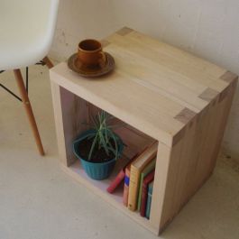 Cubo tavolino in legno massello 45x45x45cm